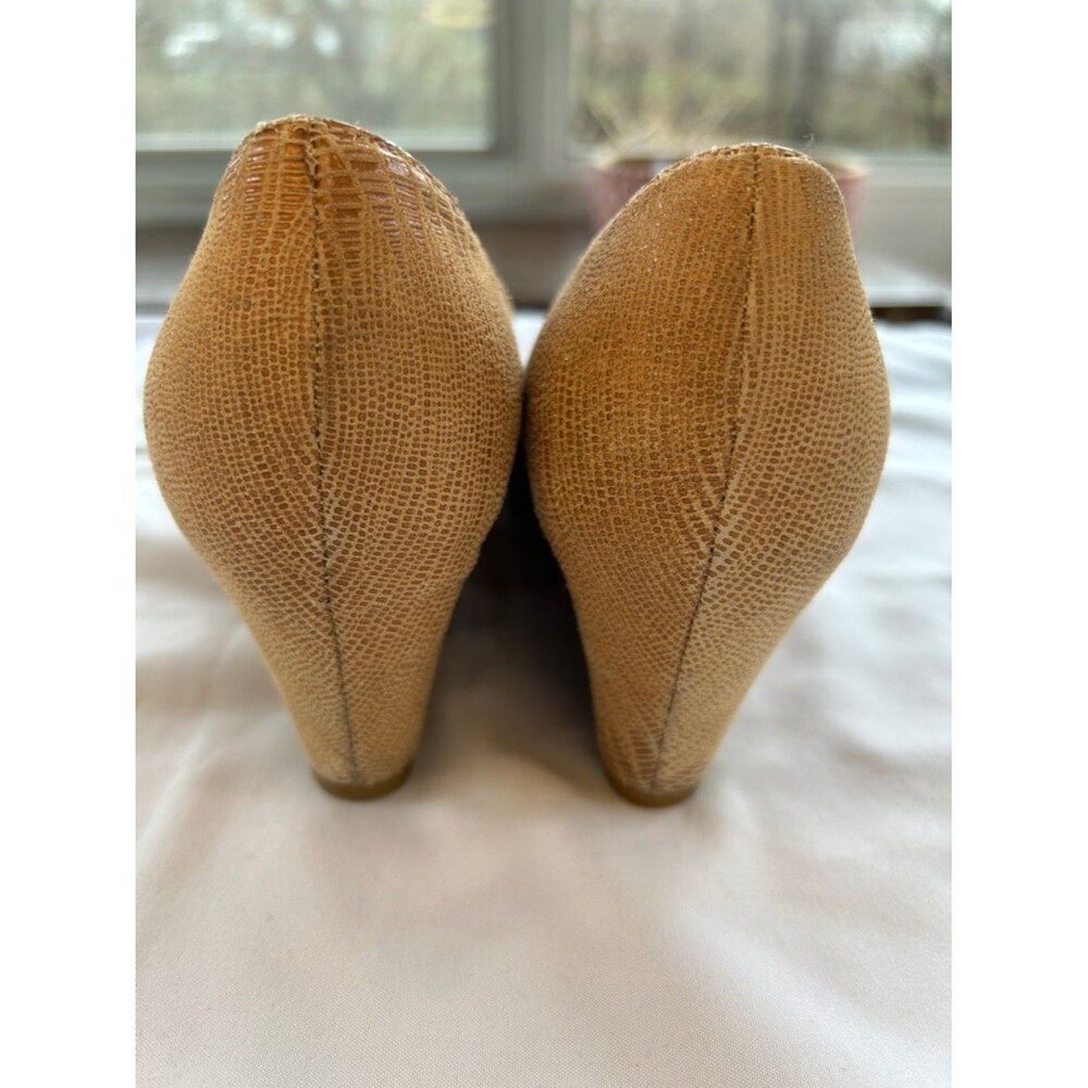 Stuart Weitzman Tan Lizard-Embossed Wedge Pumps with Tortoise Buckle 7.5 - Picture 6 of 8